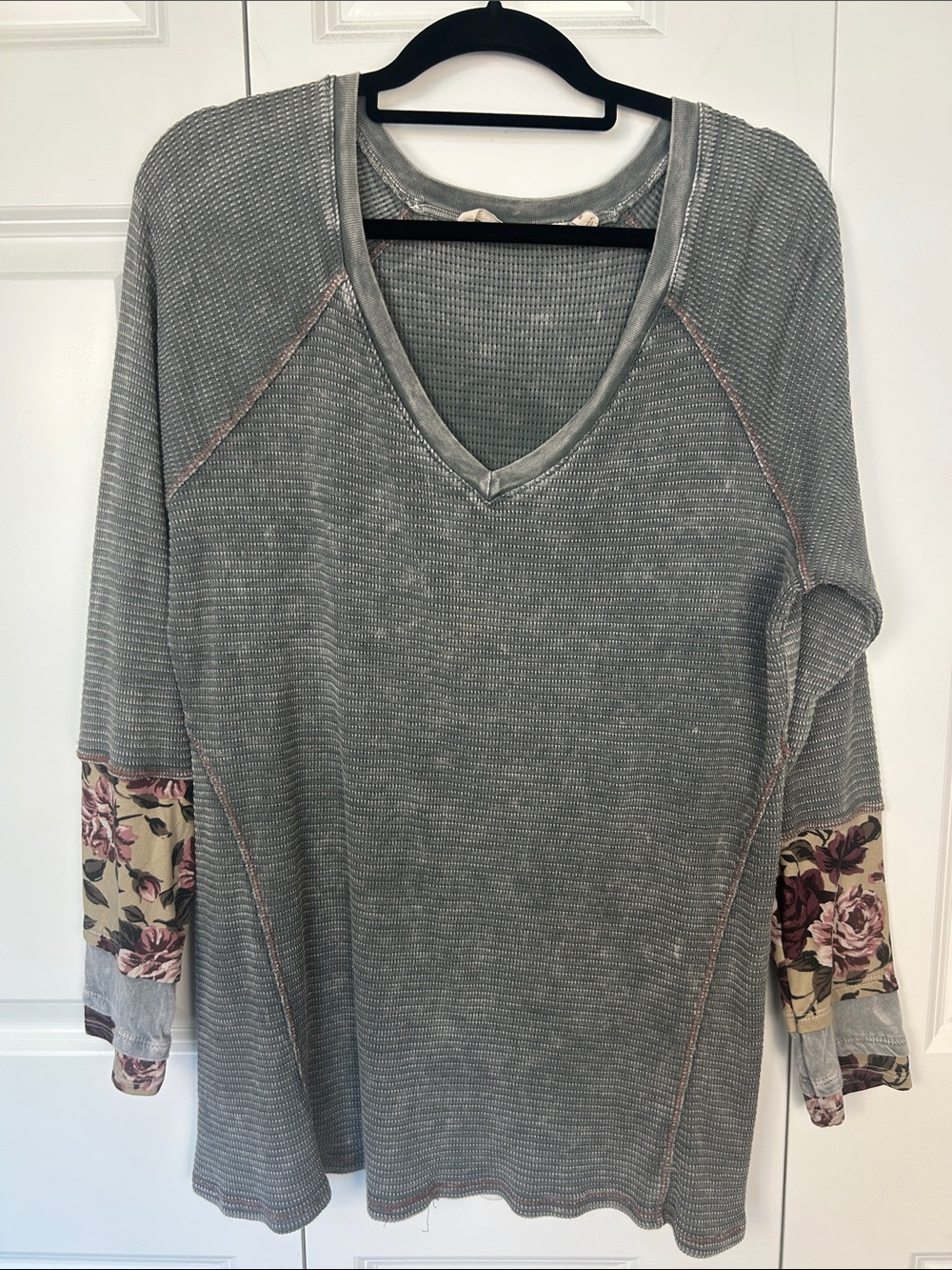 Soft Surroundings Gray Waffle V-Neck Top with Floral Cuffs Size Medium